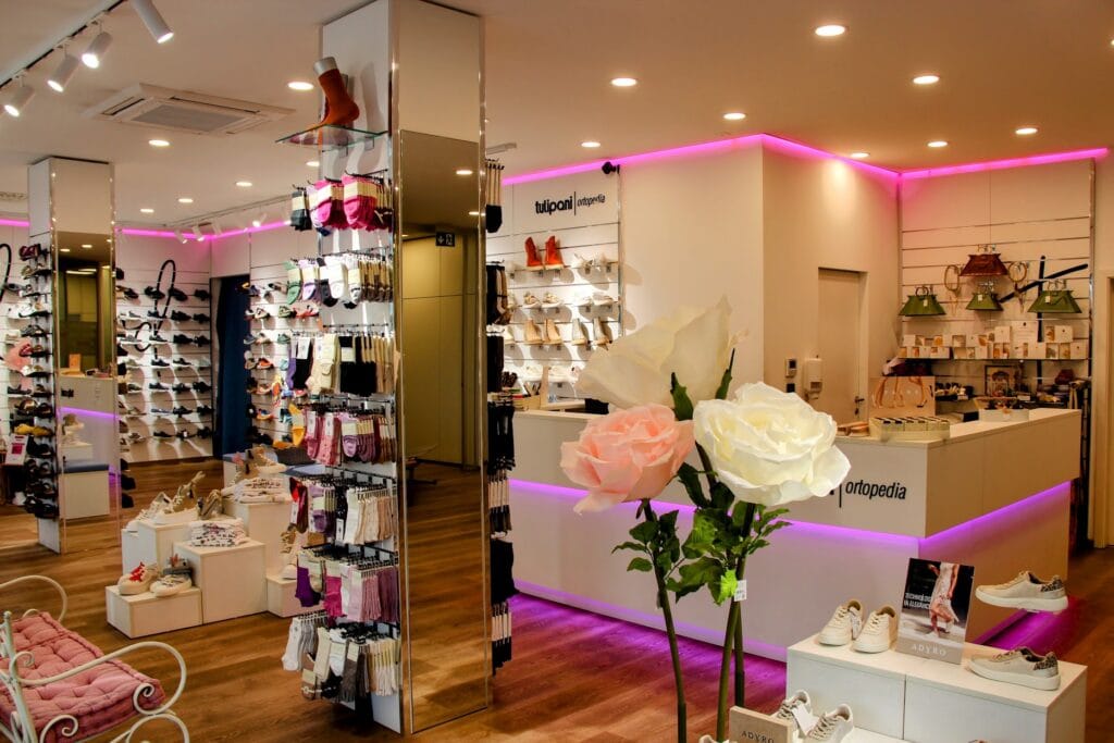 Interno showroom Ortopedia Tulipani SA a Mendrisio con calzature ortopediche e area accoglienza clienti